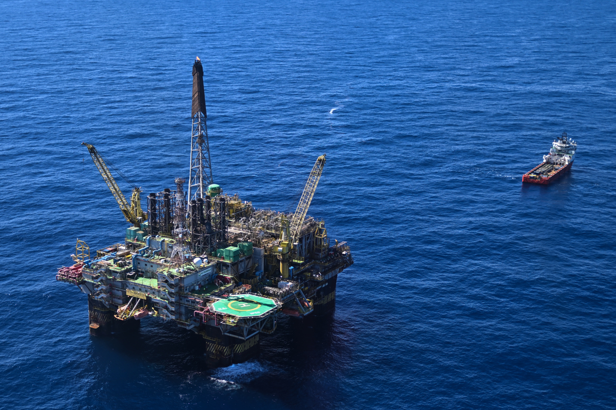 La Plataforma P-51 de la petrolera brasileña Petrobras en el Campo Marlim Sul, en la Cuenca de Campos, costa norte del Estado de Río de Janeiro (Brasil). (Foto de archivo de Andre Borges de la agencia EFE)