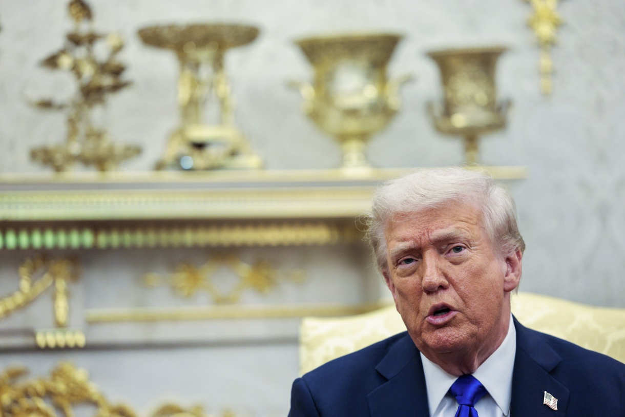El presidente de Estados Unidos, Donald Trump, habla junto al primer ministro canadiense, Mark Carney (no en la foto), en la Oficina Oval de la Casa Blanca en Washington, DC, EUA, el 7 de octubre de 2025. (Foto de Shawn Thew de la agencia EFE)