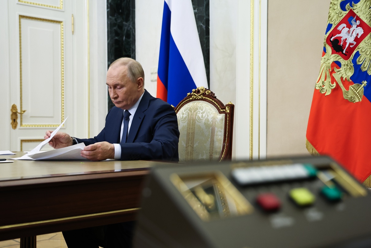 El presidente ruso, Vladimir Putin, preside una reunión del gobierno a través de una videoconferencia en Moscú, Rusia, 29 de octubre de 2025. (Foto de Alexander Kazakov EFE/EPA/SPUTNIK/KREMLIN)