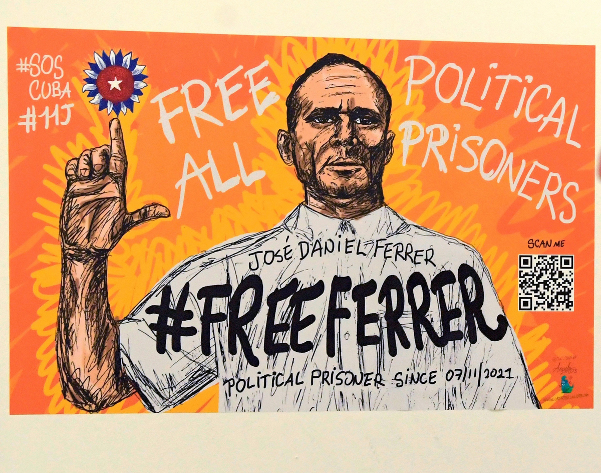 Cartel que pide la libertad para los presos políticos en Cuba y en especial al opositor José Daniel Ferrer, de la Unión Patriótica de Cuba. (Foto de Lenin Nolly de la agencia EFE)