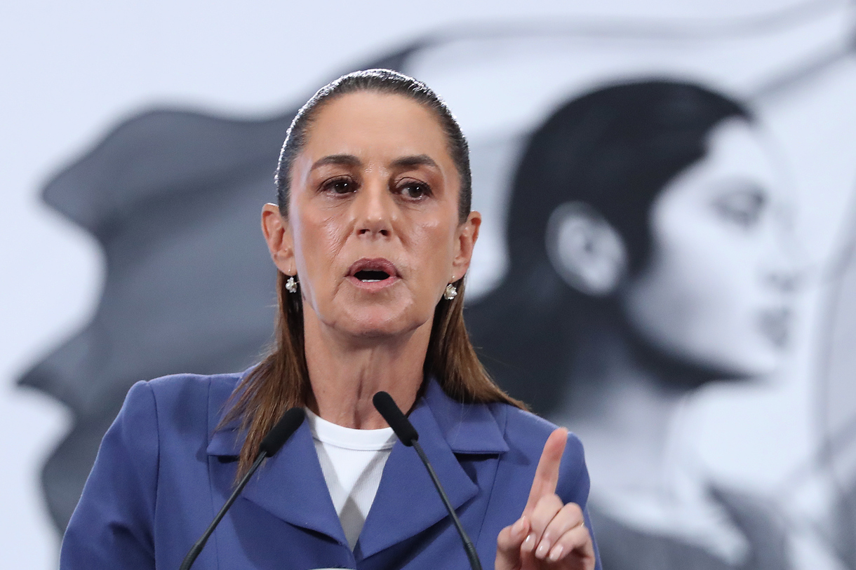 La presidenta de México, Claudia Sheinbaum, habla durante una rueda de prensa este lunes, en el Palacio Nacional de Ciudad de México (México). (Foto de Mario Guzmán de la agencia EFE)