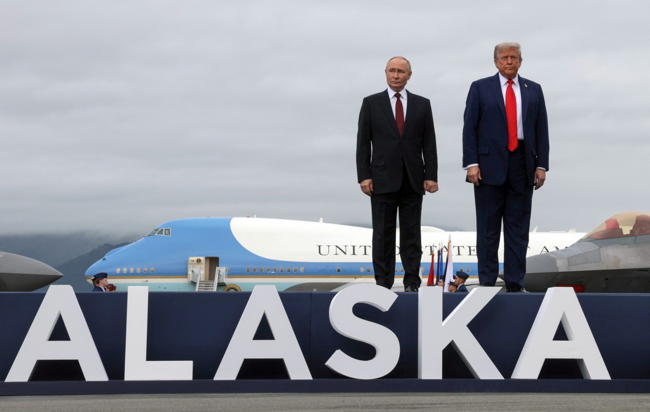 El presidente de los Estados Unidos, Donald Trump (d), y el presidente de Rusia, Vladimir Putin, posan en la pista de aterrizaje tras llegar para asistir a una reunión en la Base Conjunta Elmendorf-Richardson en Anchorage (Estados Unidos). (Foto de archivo de Gavriil Grigorov/Sputnik/Kremlin/ EFE/EPA)