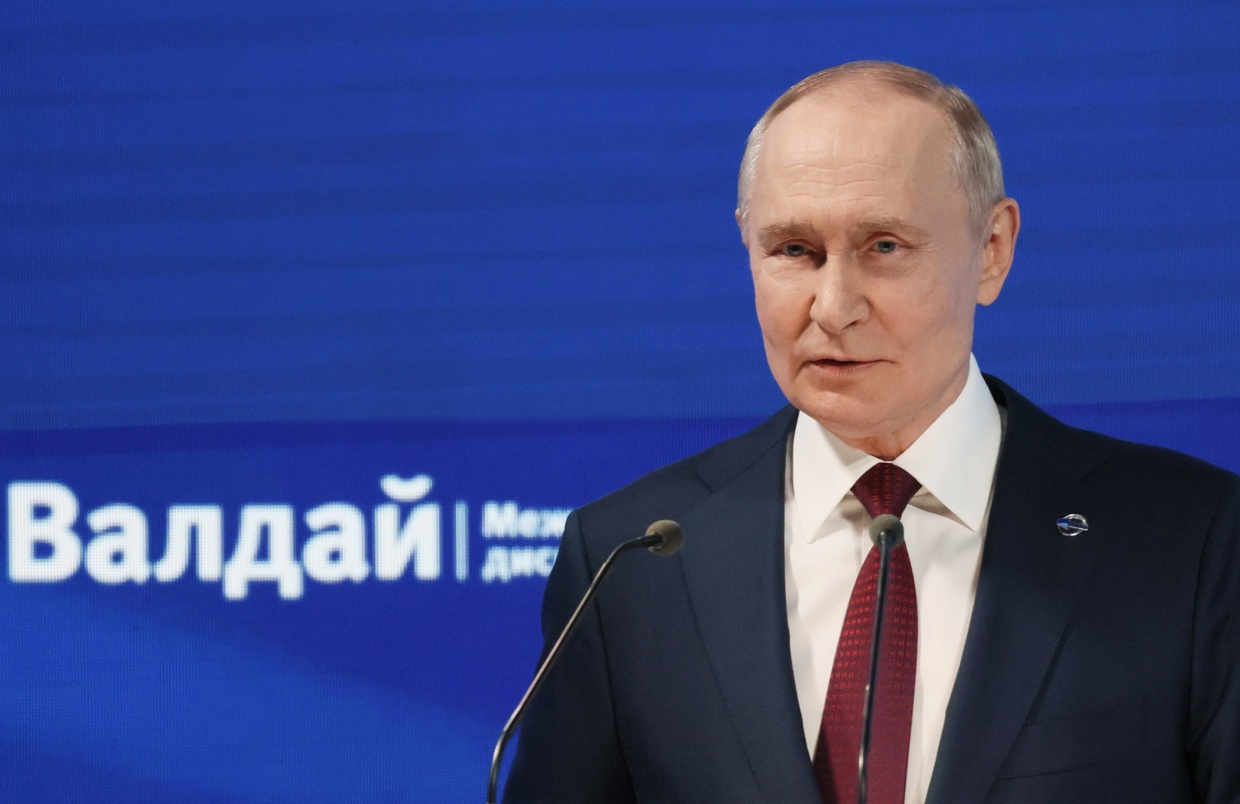 El presidente ruso, Vladímir Putin, pronuncia un discurso durante la sesión plenaria de la 22.ª reunión anual del Club de Discusión Valdái en Sochi, región de Krasnodar, Rusia, el 2 de octubre de 2025. (Rusia) (Foto de Mikhail Metzel EFE/EPA/ SPUTNIK/KREMLIN)