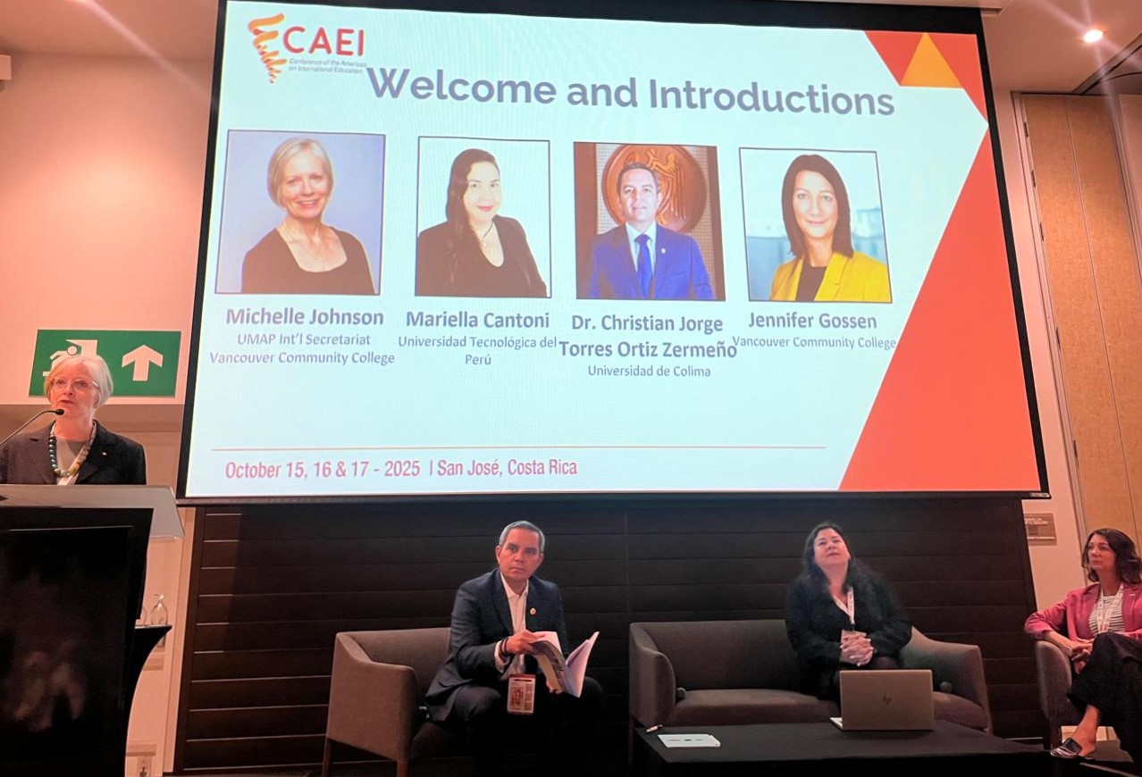 El Rector Christian Jorge Torres Ortiz Zermeño compartió el capítulo “Tejiendo los Futuros de la Universidad de Colima, México: un compromiso social compartido”, del libro “Las Universidades Públicas en las Américas: desafíos compartidos y desarrollos institucionales”. (Foto de la Dirección General de Prensa de la UdeC).