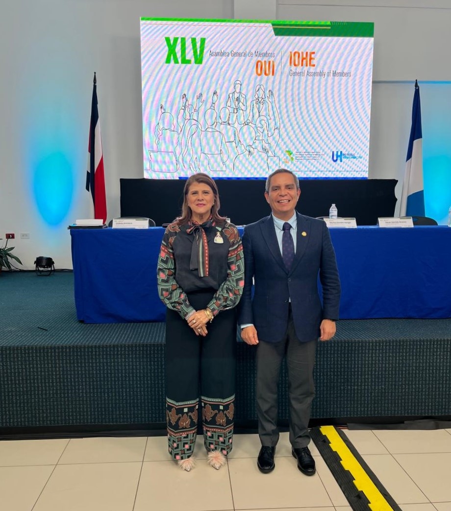 Christian Torres Ortiz Zermeño, rector UdeC y vicepresidente de la OUI región México y la Dra. Maritza Rondón Rangel, presidenta de la OUI y rectora de la Universidad Cooperativa de Colombia.