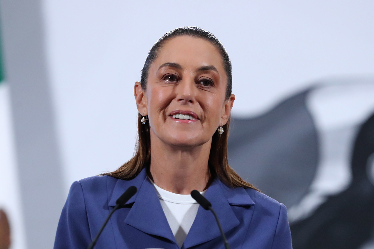 La presidenta de México, Claudia Sheinbaum, habla en una rueda de prensa este lunes, en Palacio Nacional de la Ciudad de México (México). (Foto de Mario Guzmán de la agencia EFE)