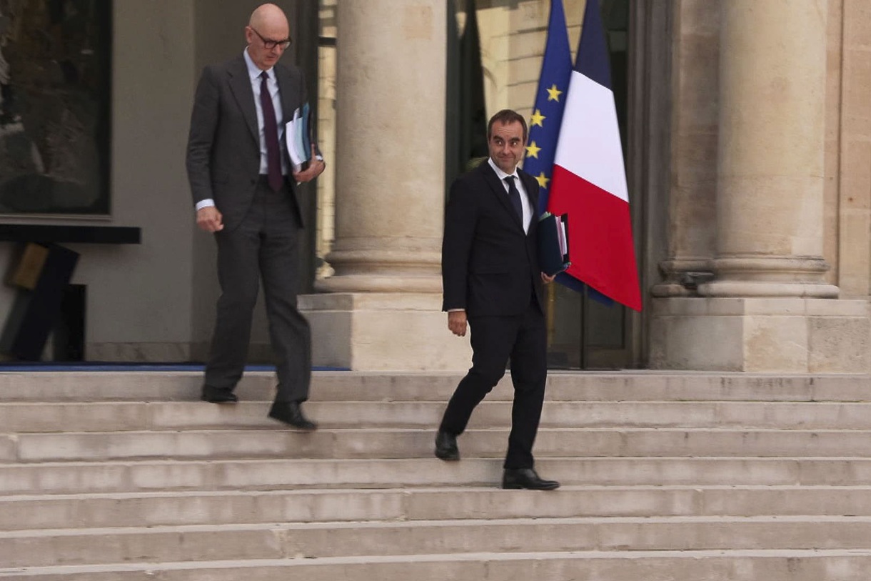 (Video: Captura que muestra al primer ministro francés, Sébastien Lecornu (d), tras el Consejo de Ministros celebrado este martes, en París. EFE/ Edgar Sapiña)