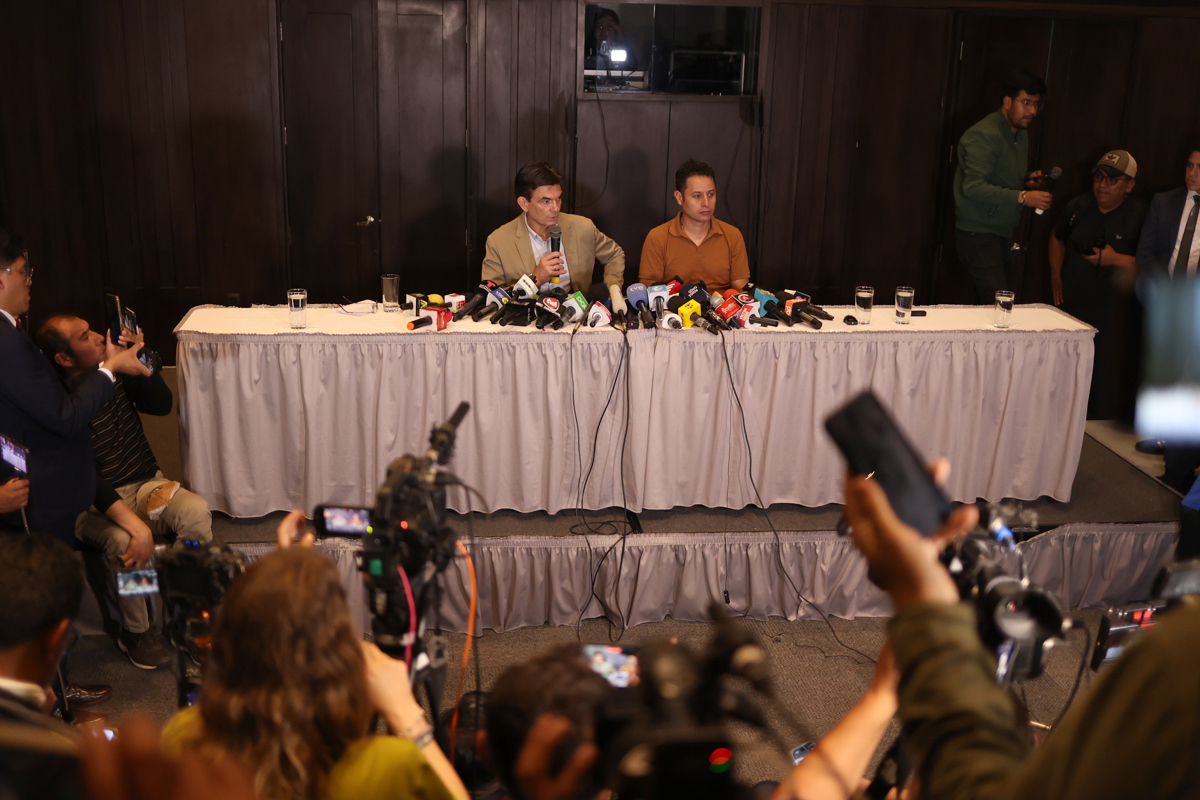 El ganador de la segunda vuelta presidencial de Bolivia, el centrista Rodrigo Paz (i), junto con su compañero de fórmula, Edman Lara, participa en su primera rueda de prensa este 20 de octubre de 2025, en La Paz (Bolivia). (Foto Luis Gandarillas de la agencia EFE)