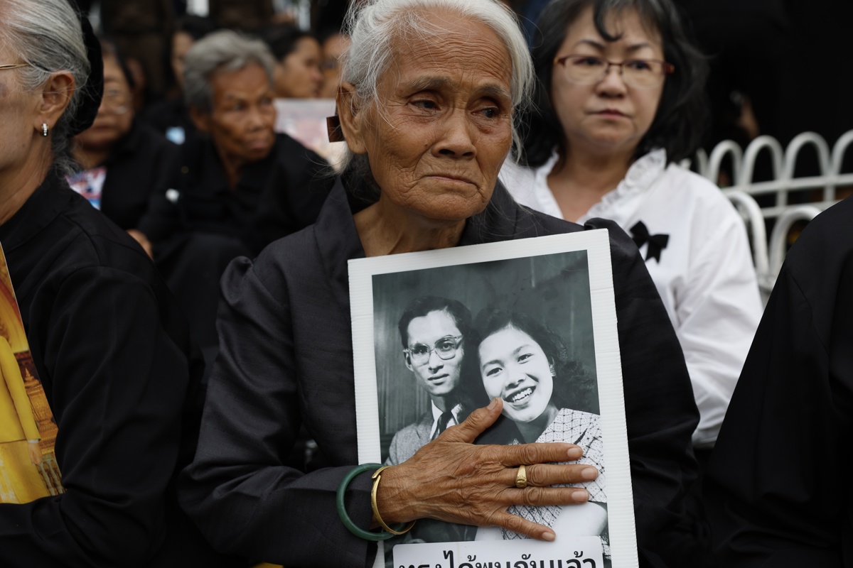 Una tailandesa abrazada al retrato de la reina madre de Tailandia, Sirikit, quien falleció el viernes a los 93 años. (Foto de Rungroj Yongrit de la agencia EFE/EPA)