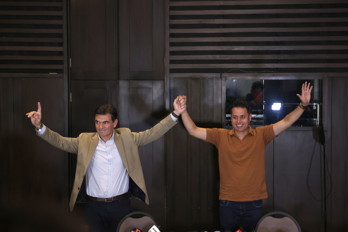 El candidato ganador de la segunda vuelta de las elecciones presidenciales, Rodrigo Paz (i), junto con su compañero de fórmula, Edman Lara, posa en su primera rueda de prensa este 20 de octubre de 2025, en La Paz (Bolivia). (Foto de Luis Gandarillas de la agencia EFE)