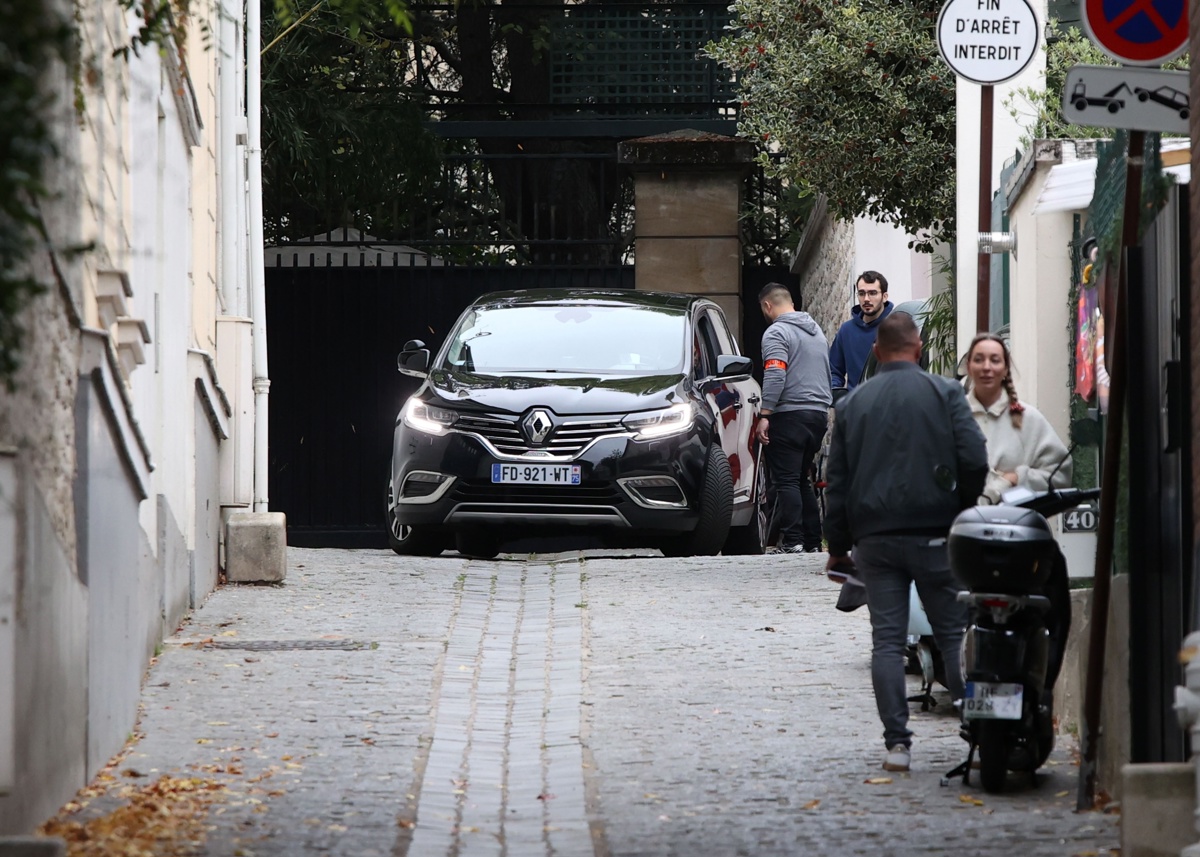 El coche del expresidente francés Nicolas Sarkozy abandona este lunes su casa para acudir al tribunal. (Foto de Sadak Souici de la agencia EFE/EPA)