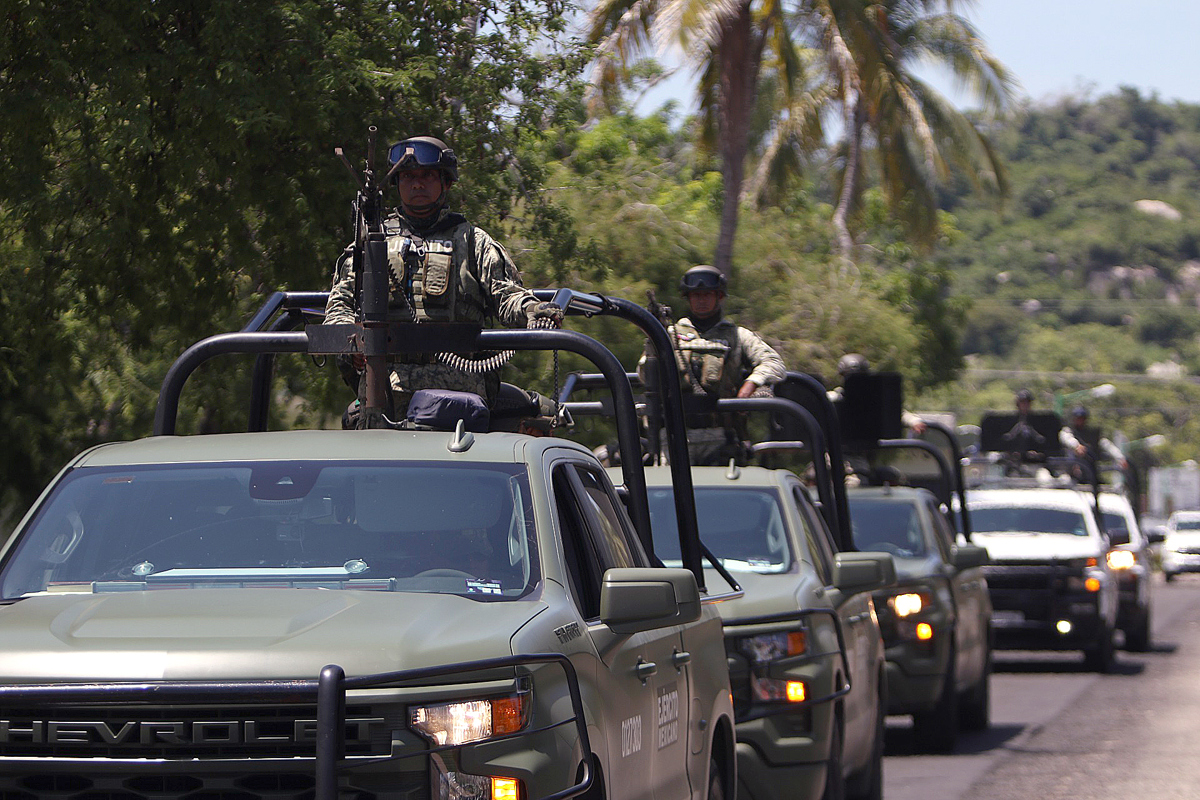 Un convoy del Ejército mexicano patrullando en Ayutla (México) el 28 de agosto de 2025. (Foto de José Luis de la Cruz de la agencia EFE)