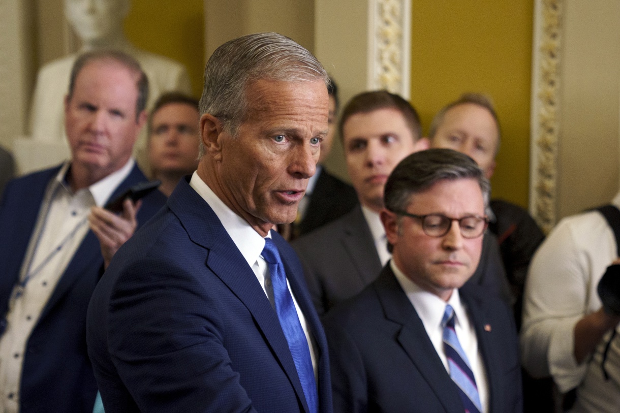 El líder de la mayoría del Senado de EUA, John Thune (i), y el presidente de la Cámara de Representantes, Mike Johnson (d). (Foto de Will Oliver de la agencia EFE/EPA)