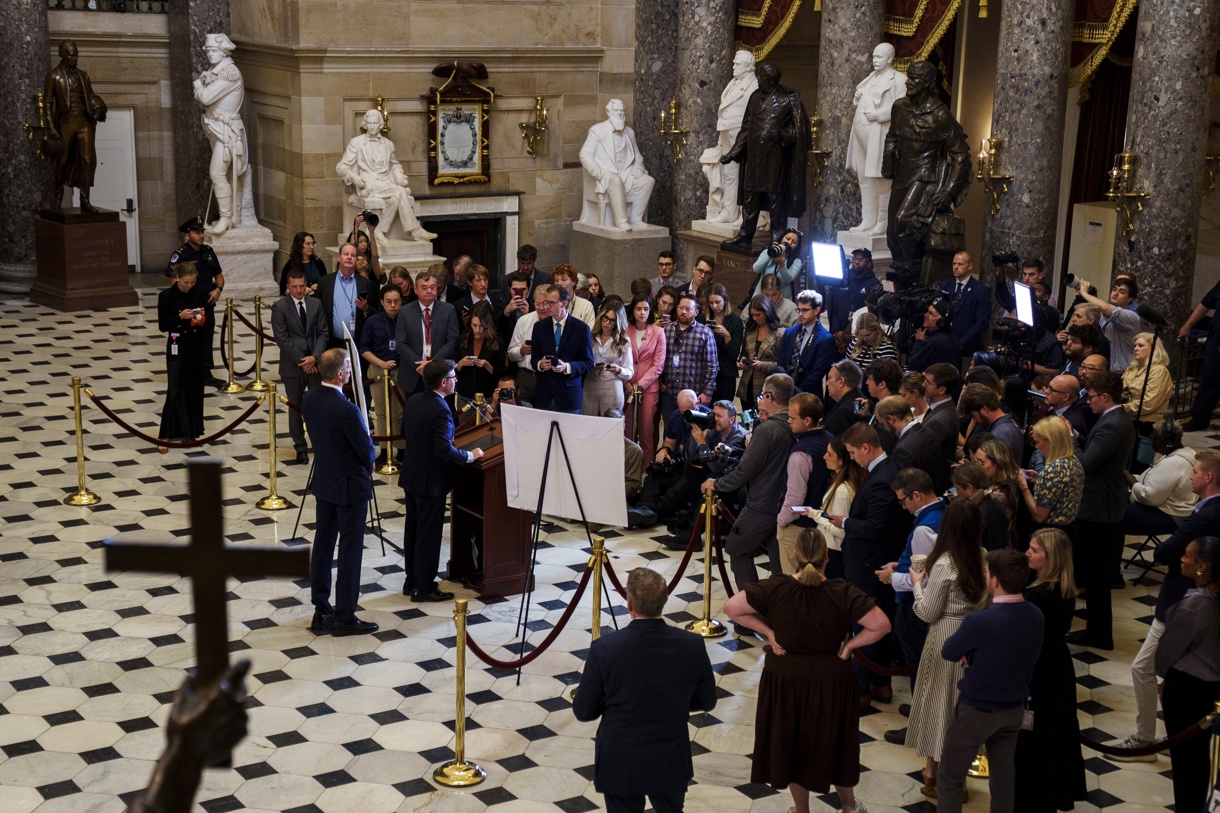 El presidente de la Cámara de Representantes de EUA, Mike Johnson (derecha), y el líder de la mayoría en el Senado de EUA, John Thune (izquierda), asisten a una conferencia de prensa en el Capitolio en Washington (EUA). (Foto de Will Oliver de la agencia EFE/EPA)
