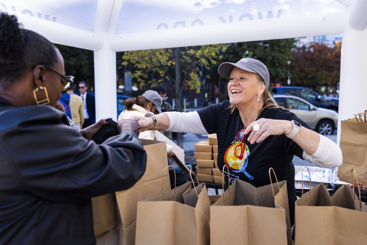 Un voluntario de la World Central Kitchen (WCK) reparte comidas gratuitas en Washington, DC, EUA, a los empleados federales en licencia y sus familias debido al cierre de Gobierno. (Foto de Jim Lo Scalzo de la agencia EFE)