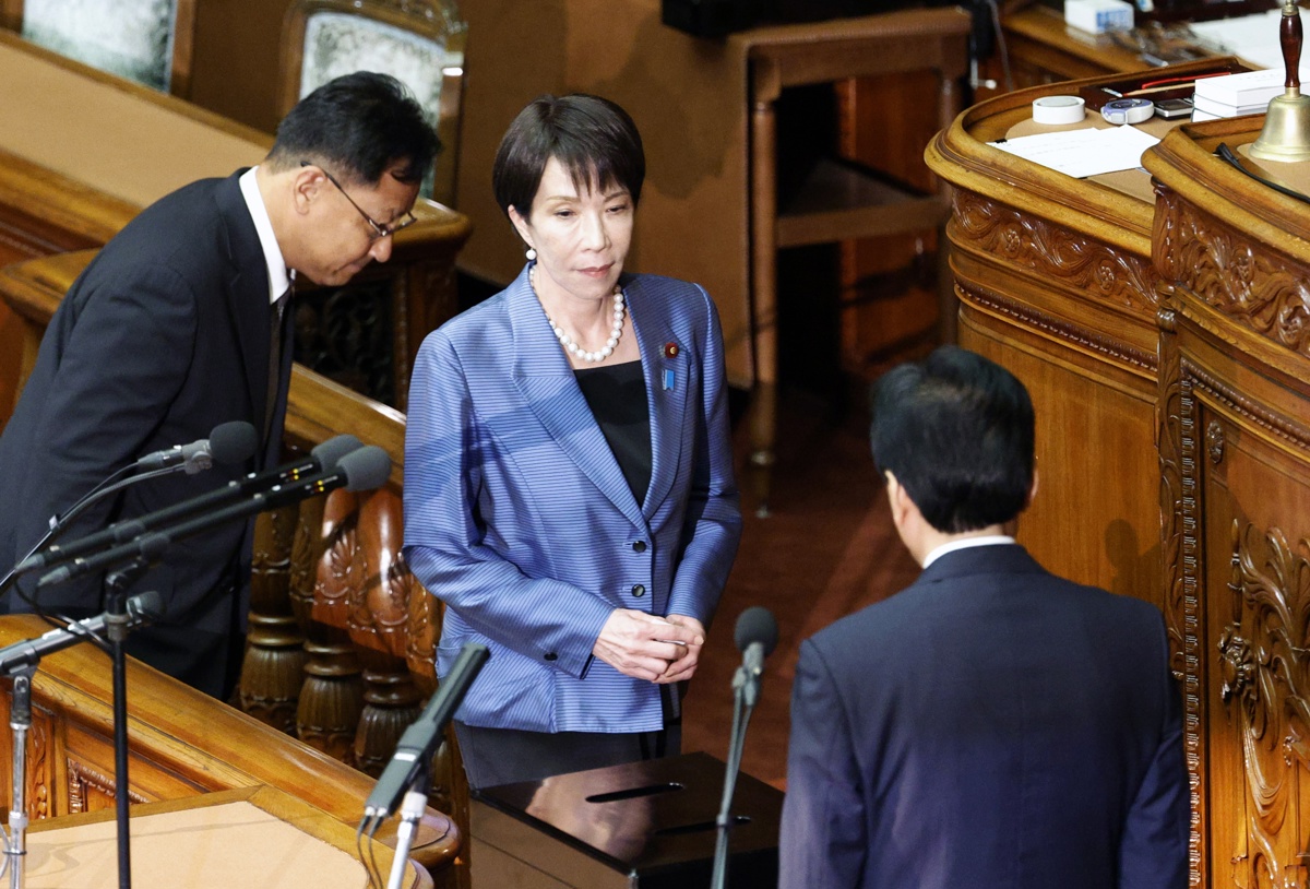 Sanae Takaichi se prepara para emitir su voto en la elección de la primera mujer primera ministra de Japón, durante la asamblea general de una sesión parlamentaria extraordinaria en Tokio, Japón, el 21 de octubre de 2025. (Foto de Franck Robichon de la agencia EFE/EPA)