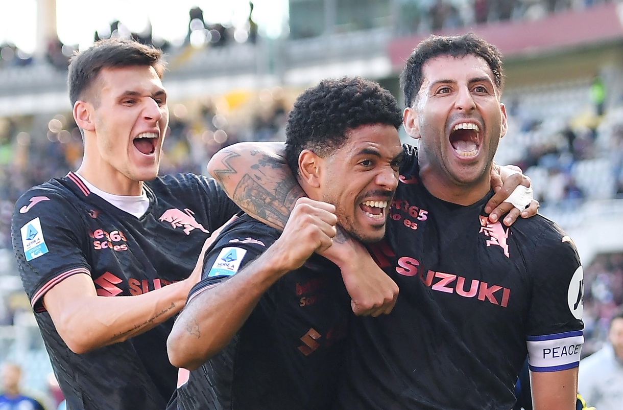 El chileno Guillermo Maripán (dch) salvó este domingo al Torino con un gol en el minuto 90 que completó la remontada ante el Génova (2-1), ahogado en la parte baja de la tabla sin conocer la victoria en lo que va de temporada. (Foto de Alessandro Di Marco de la agencia EFE/EPA)