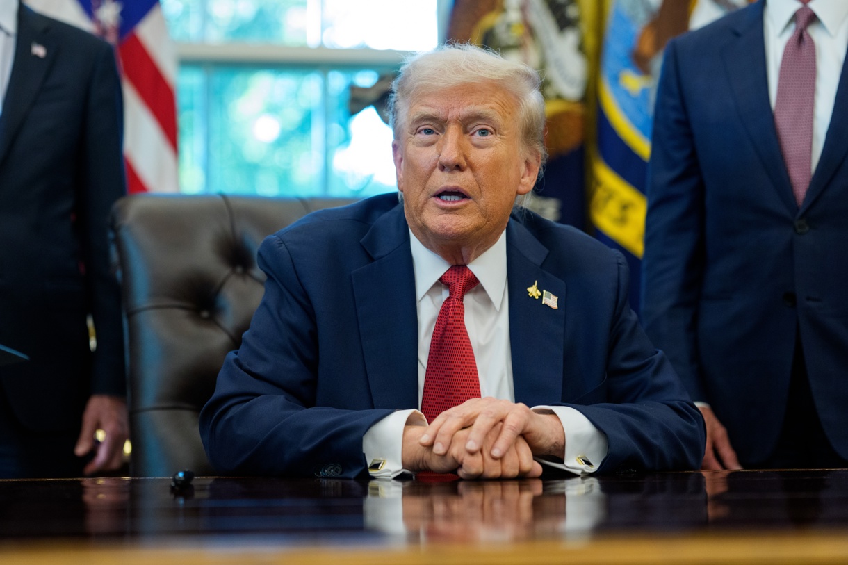 El presidente de EUA, Donald Trump (L). (Foto de Aaron Schwartz - Pool via CNP EFE/EPA)