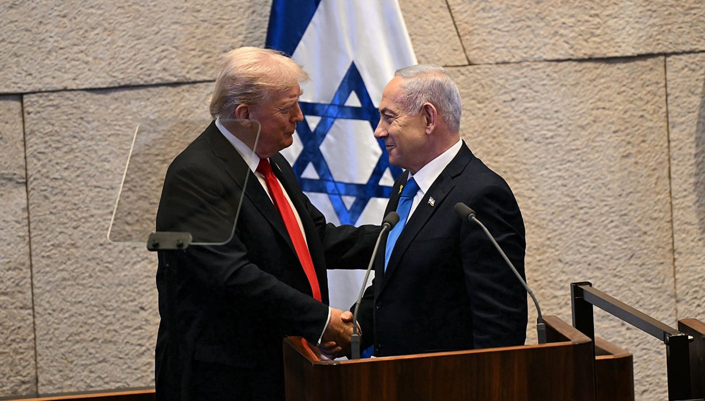 El presidente de Estados Unidos, Donald Trump (i), y su homólogo israelí, Benjamín Netanyahu, este lunes en el Parlamento israelí (Knéset) en Jerusalén. (Foto EFE/ Oficina del primer ministro israelí)