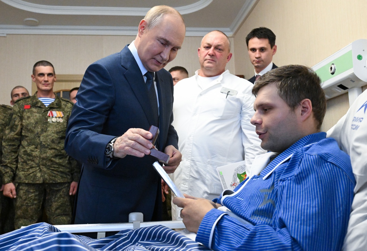 El presidente ruso Vladimir Putin (C) visita el Hospital Militar Clínico Central P.V. Mandryka en Moscú, Rusia, 29 de octubre de 2025. (Foto de Kristina Kormilitsyna EFE/EPA/SPUTNIK/KREMLIN)