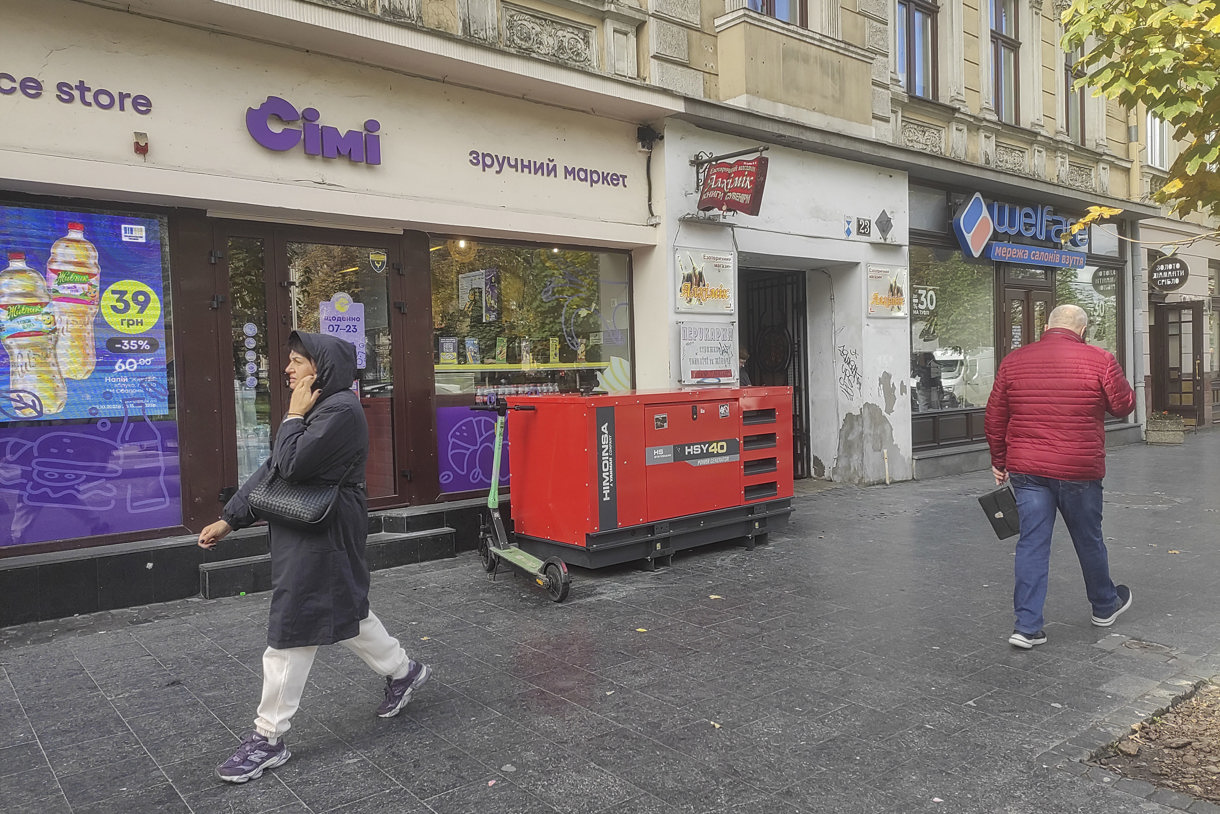 El sistema eléctrico ucraniano ha resistido por el momento a la nueva ola de ataques rusos con algunos apagones de emergencia tras los que el suministro ha sido restablecido a millones de hogares afectados. (Foto de Rotyslav Averchuk de la agencia EFE)