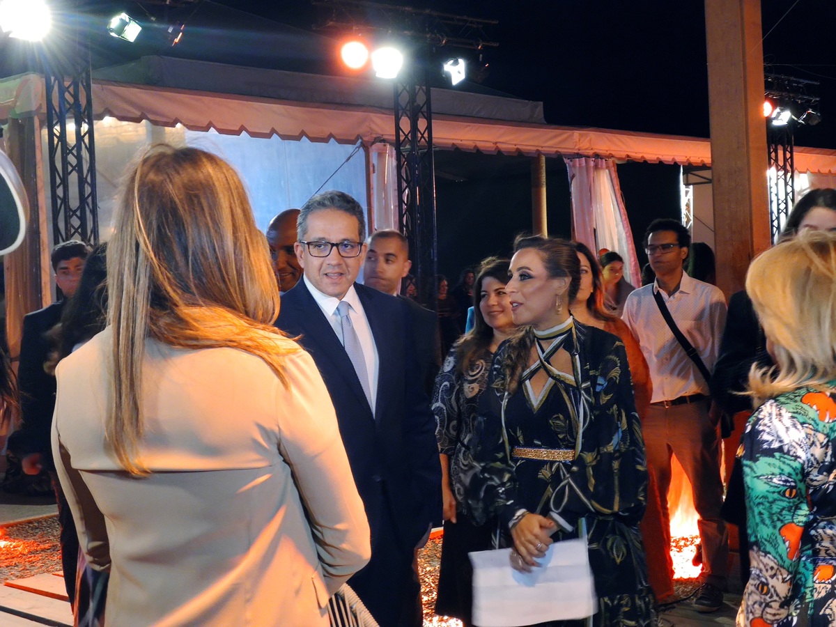 El ministro de Antigüedades egipcio, Jaled al Anani, junto a la fundadora de Art d'Egypte, Nadine Abdelghaffar, en la ceremonia del lanzamiento de la cuarta edición anual de la compañía egipcia Art d'Egypte, que prepara para el año que viene la primera exposición de arte contemporáneo frente a las pirámides. (Foto de archivo de Isaac J. Martín de la agencia EFE)