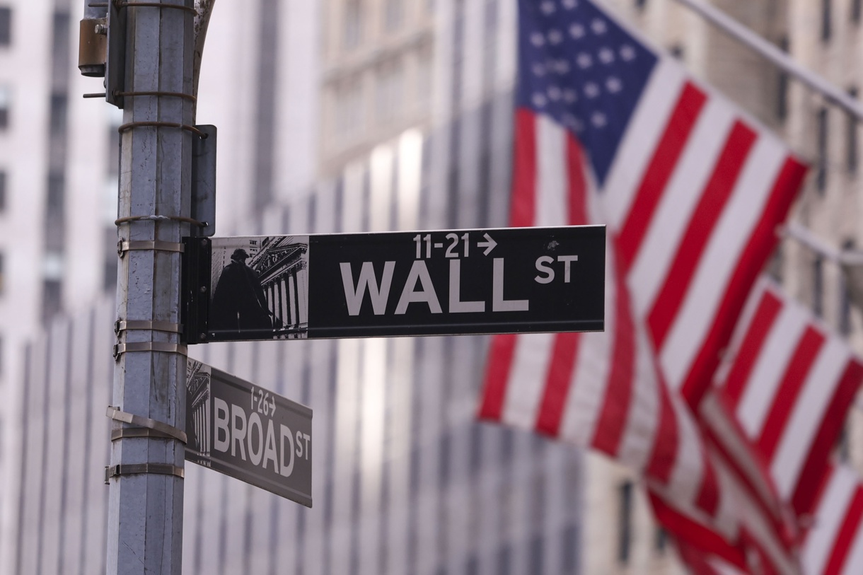 Un cartel señala Wall Street cerca de la Bolsa de Valores de Nueva York, en Nueva York, Estados Unidos. (Foto de Sarah Yenesel de la agencia EFE)