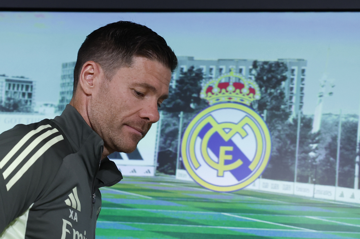 El entrenador del Real Madrid, Xabi Alonso durante la rueda de prensa posterior al entrenamiento del equipo en la Ciudad Deportiva de Valdebebas, en Madrid, antes de su enfrentamiento liguero contra el FC Barcelona. (Foto de JJ Guillén de la agencia EFE)