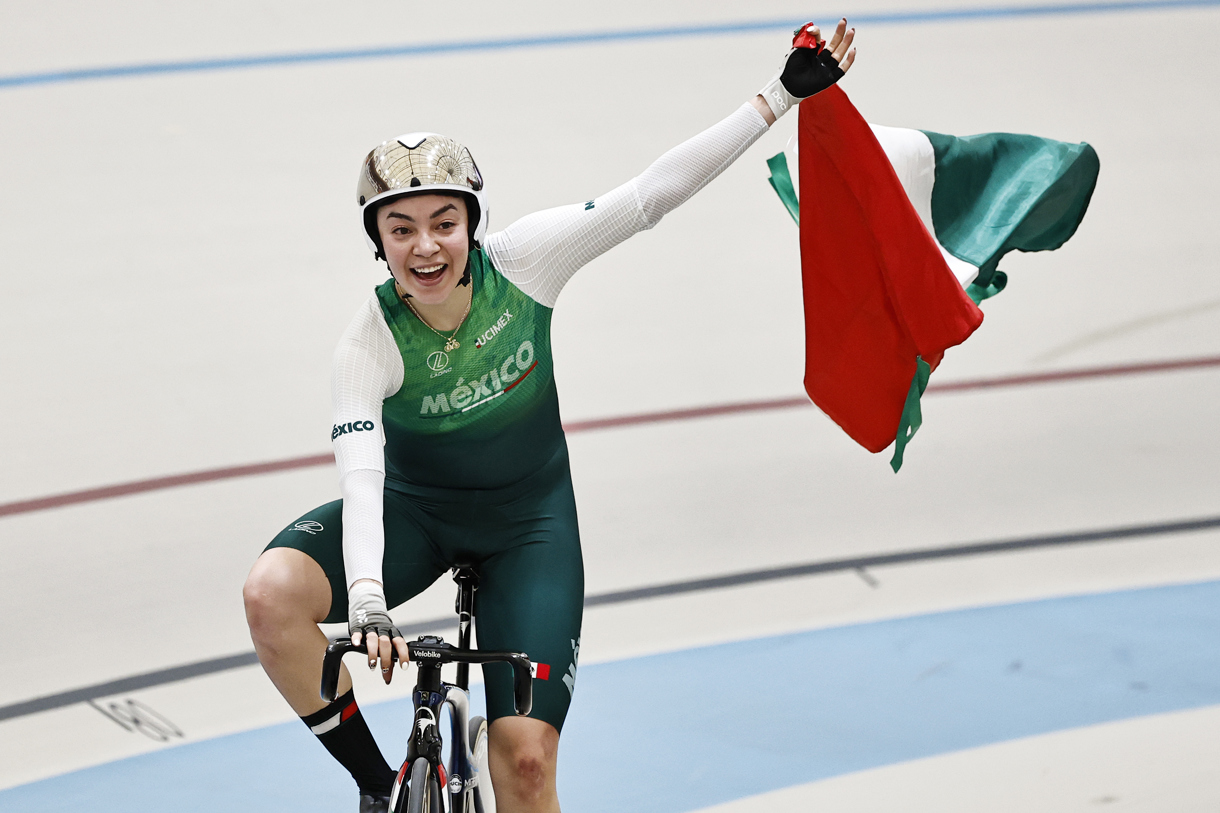 Yareli Acevedo de México celebra al ganar en la carrera por puntos femenina este domingo, en el Campeonato del Mundo de Ciclismo de Pista, en Santiago (Chile). (Foto de Osvaldo Villarroel de la agencia EFE)