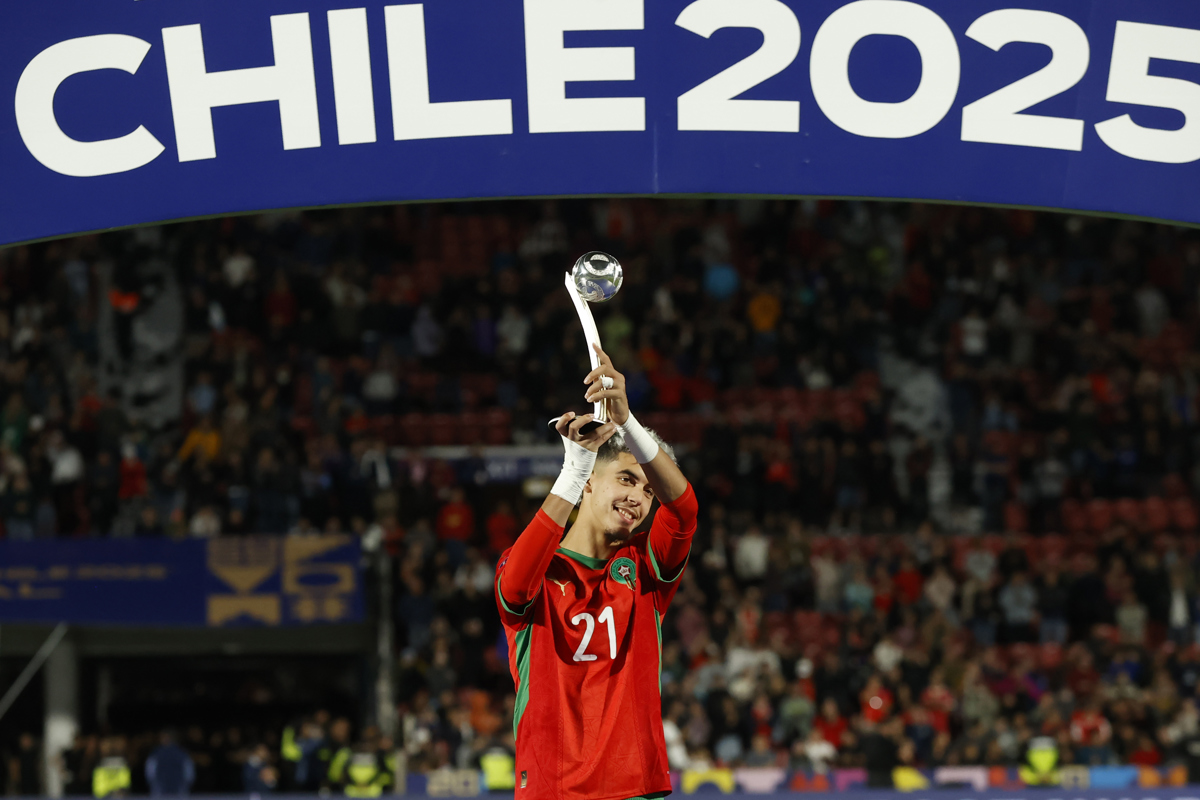 Yassir Zabiri de Marruecos sostiene el trofeo de plata como segundo mejor jugador del mundial, en la Final de la Copa del Mundo Sub-20 entre Argentina y Marruecos en el estadio Nacional Julio Martínez Prádanos en Santiago (Chile). (Foto de Elvis González de la agencia EFE)