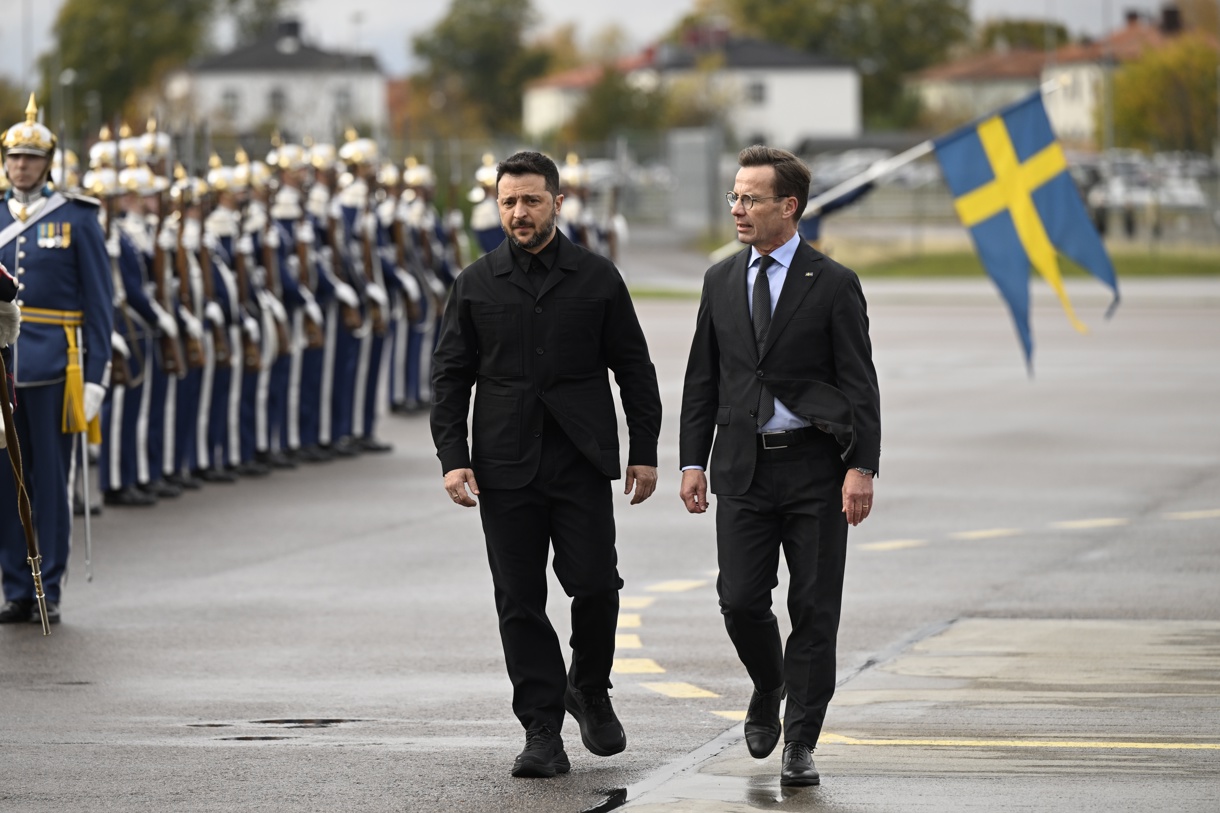 El primer ministro sueco Ulf Kristersson (R) recibe al presidente ucraniano Volodímir Zelensky (C) con honores militares en Linkoping, Suecia, 22 de octubre de 2025. (Foto de Fredrik Sandberg de la agencia EFE/EPA)