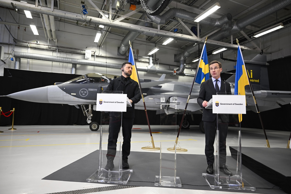 El primer ministro sueco, Ulf Kristersson (d), y el presidente ucraniano, Volodímir Zelenski (i), asisten a una conferencia de prensa tras su reunión y visita a Saab en Linköping, Suecia, este miércoles. (Foto de Fredrik Sandberg de la agencia EFE)