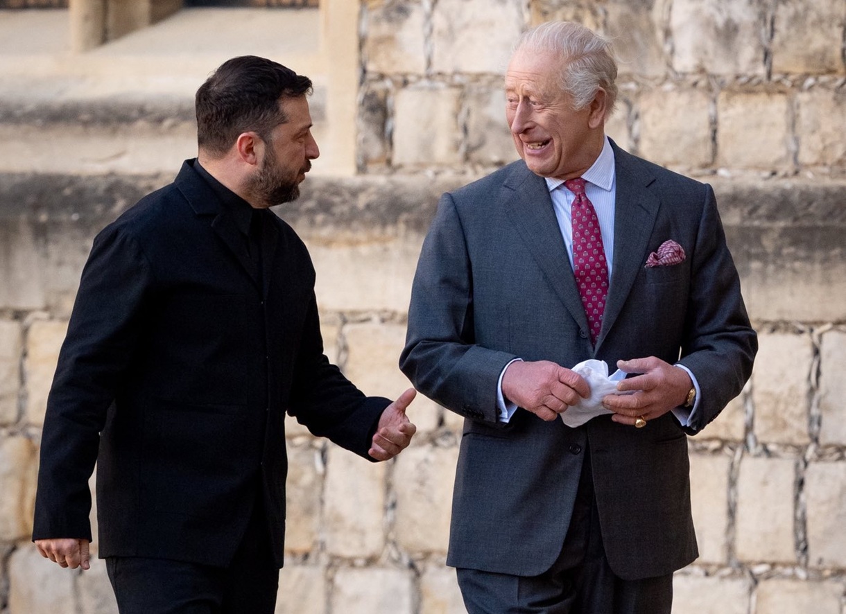 El rey Carlos III (d) del Reino Unido recibe este viernes al presidente ucraniano, Volodímir Zelenski (i), en el castillo de Windsor, a las afueras de Londres, antes del comienzo de la reunión de la Coalición de Voluntarios, para abordar la ayuda a Ucrania. (Foto Aaron Chown EFE/ PA Wire/Casa Real británica)