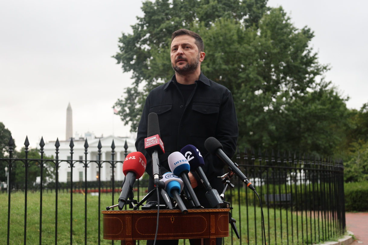 El presidente de Ucrania, Volodímir Zelenski, al dar declaraciones, frente a la Casa Blanca, en Washington DC (EUA). (Foto de archivo del pasado 18 de agosto de Octavio Guzmán de la agencia EFE)