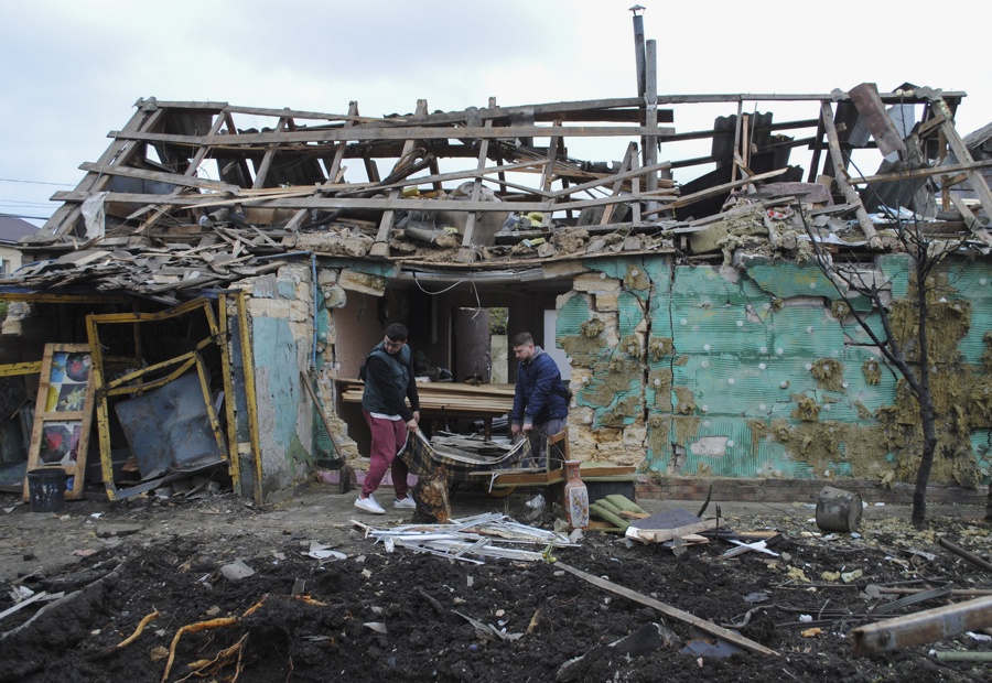 Personas locales limpian escombros cerca de su hogar dañado en Odesa, Ucrania, en medio de la continua invasión rusa. (Foto de EFE)
