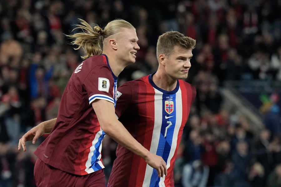 El delantero noruego Erling Braut Haaland celebra con su compañero Alexander Sorloth el 4-0 durante el partido de clasificación para el Mundial 2026 que han jugado Noruega e Israel en Oslo, Noruega. (Foto de EFE)