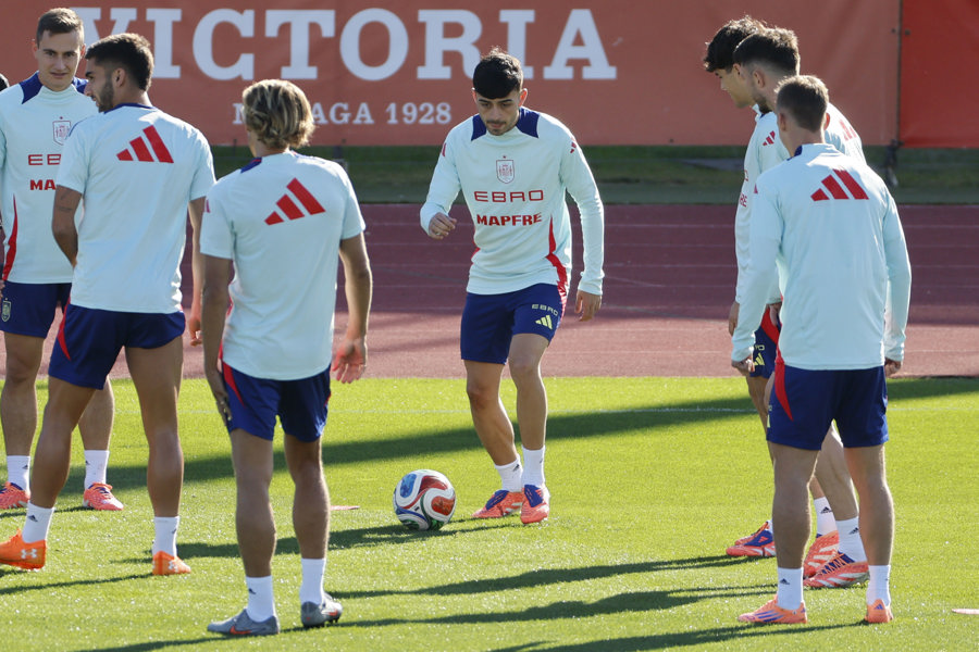 El centrocampista Pedri durante un entrenamiento de la Selección Española en la Ciudad del Fútbol de Las Rozas, Madrid.