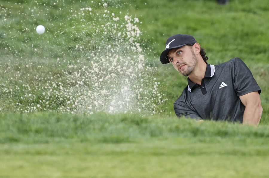 El golfista inglés Marco Penge durante su participación en la tercera jornada del Abierto de España de golf este sábado en el Club de Campo Villa de Madrid. (Foto de EFE)