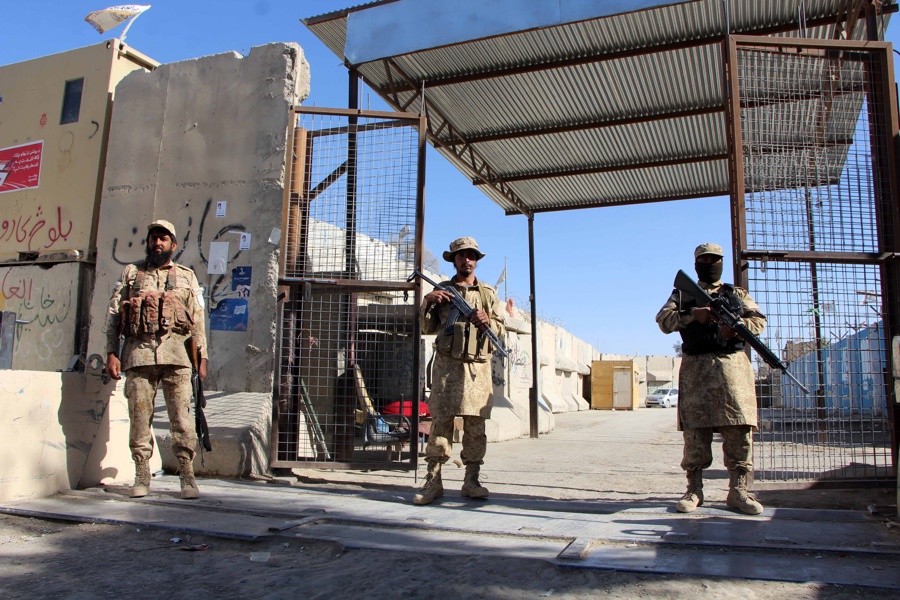 Personal de seguridad de los talibanes custodia la frontera de facto entre Afganistán y Pakistán, la Línea Durand, después de que se cerrara la frontera tras los enfrentamientos entre las fuerzas de seguridad de Pakistán y Afganistán, en Spin Boldak, Kandahar, Afganistán. (Foto de EFE)