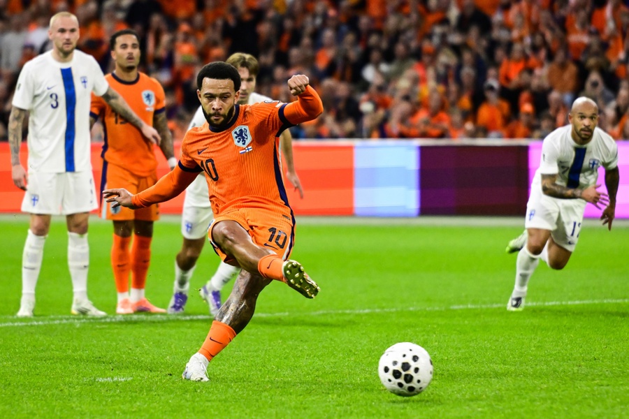 El delantero del Países Bajos Memphis Depay logra el 3-0 durante el partido de clasificación para el Mundial 2026 jugado en Amsterdam, Países Bajos. (Foto de EFE)