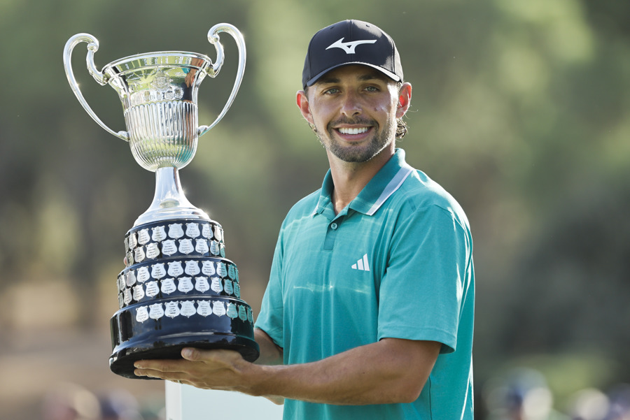 El golfista inglés Marco Penge celebra su victoria en el Abierto de España de golf en el Club de Campo Villa de Madrid. (Foto de EFE)