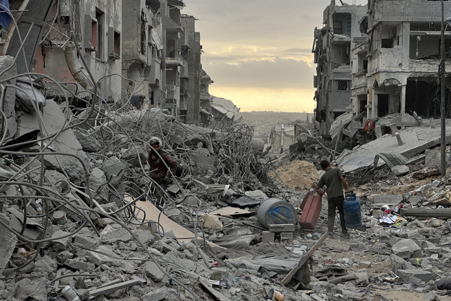 Las ruinas y escombros que inundan las calles de la ciudad de Gaza ofrecen un panorama desolador a las miles de personas que, desde el exilio en el sur del enclave, regresan a sus hogares. (Foto de EFE)