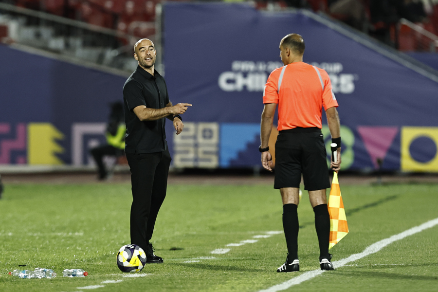El entrenador de México, Eduardo Arce, durante el partido de Cuartos de final del Mundial Sub-20 de Chile ante Argentina en el Estadio Nacional en Santiago, Chile. (Foto de EFE)