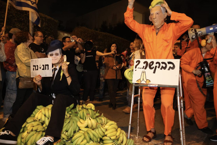 Manifestación frente a la residencia privada en Tel Aviv del presidente israelí, Isaac Herzog, para protestar por un posible indulto al primer ministro israelí, Benjamín Netanyahu, de su juicio por corrupción. (Foto de EFE)