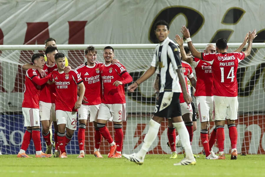 Los jugadores del Benfica celebran el gol de Vangelis Pavlidis durante el partido de la Liga Portuguesa que han jugado Nacional y Benfica en el Madeira Stadium de Funchal, Portugal. (Foto de EFE)