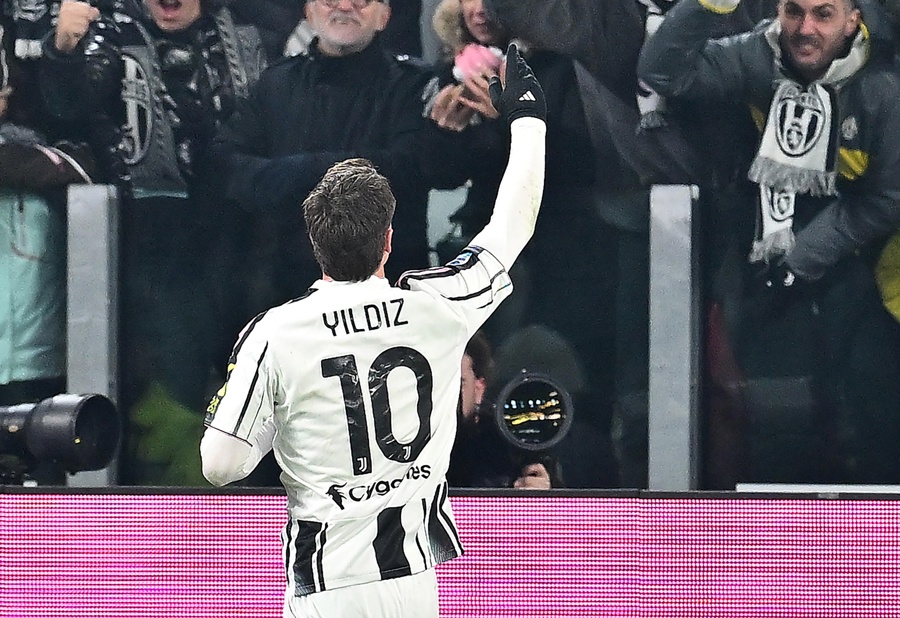 El jugador del Juventus, Kenan Yildiz, celebra el 1-1 durante el partido de la Serie A que han jugado Juventus FC y Cagliari Calcio en el Allianz Stadium de Turín, Italia. (Foto de EFE)