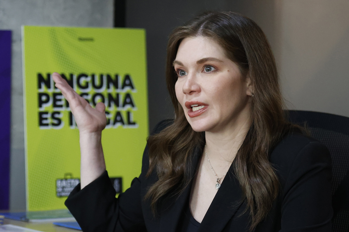 La directora adjunta de Amnistía Internacional (AI) para Venezuela, Nastassja Rojas, fue captada este 19 de noviembre, durante una entrevista con EFE, en Bogotá (Colombia). (Foto de Mauricio Dueñas de la agencia EFE)