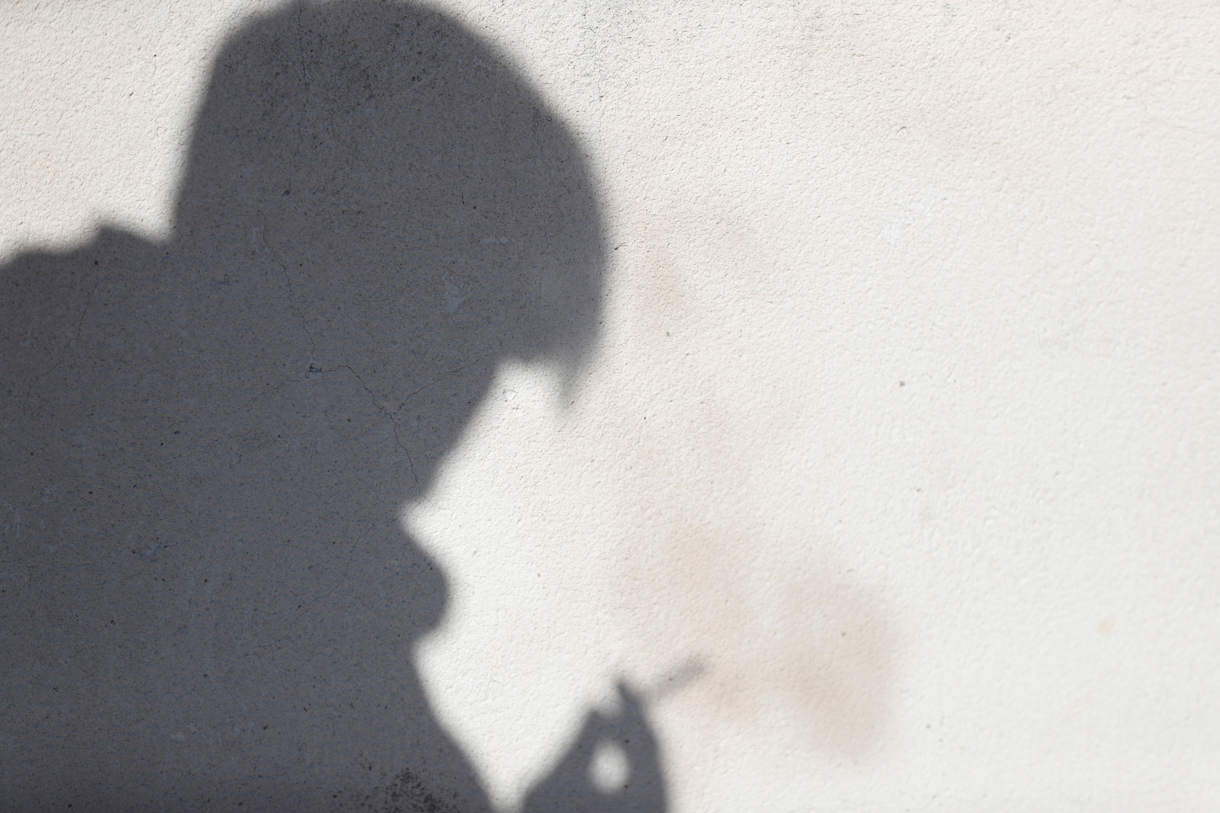 Una silueta de una persona sosteniendo un cigarrillo en Ciudad de México (México). (Foto de archivo de Javier Lizón de la agencia EFE)