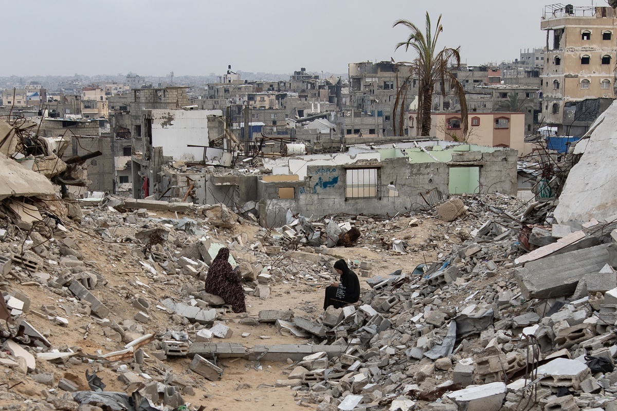 Dos mujeres palestinas se sientan sobre las ruinas de sus hogares destruidos en Khan Younis, sur de la Franja de Gaza, el 24 de noviembre de 2025. (Foto de Haitham Imad de la agencia EFE)
