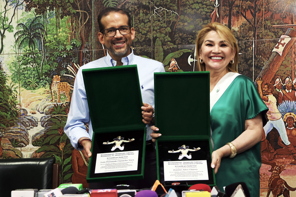 La expresidenta interina de Bolivia, Jeanine Áñez (d), posa junto al gobernador de Santa Cruz, Luis Fernando Camacho, durante un acto de reconocimiento realizado por el Comité Cívico pro Santa Cruz este jueves, en Santa Cruz (Bolivia). (Foto de Juan Carlos Torrejon de la agencia EFE)